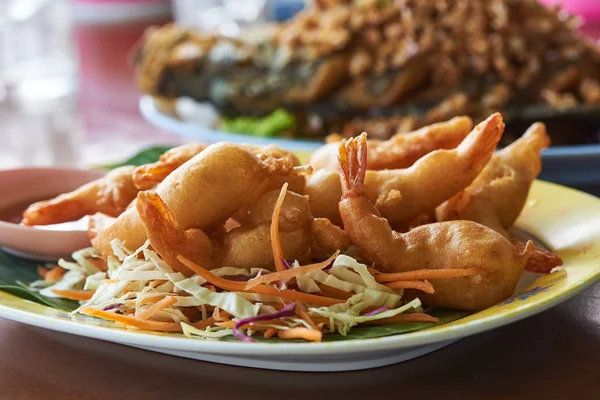 Bir tabak lezzetli kızarmış karides topları masanın üzerine sos ile