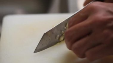 Beyaz tahta üzerinde kesme sarımsak