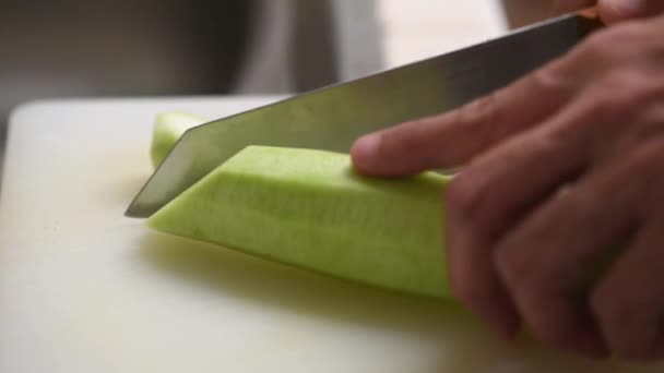 Usando Cuchillo Cocina Cortando Calabacín Pizarra Blanca — Vídeo de stock