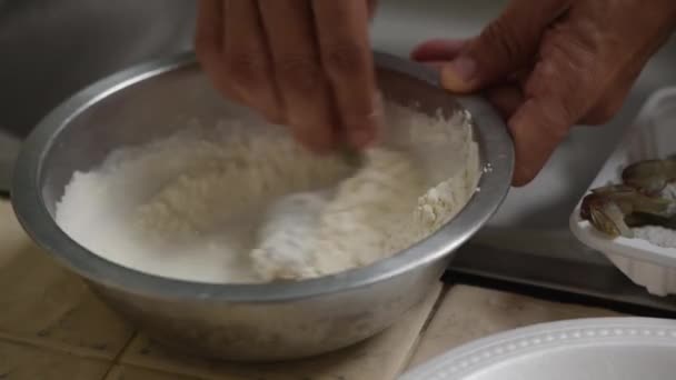Mieszanie Krewetki Mąką Tempura Gotowania — Wideo stockowe
