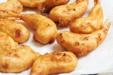 Bir tabak lezzetli kızarmış karides topları masanın üzerine sos ile