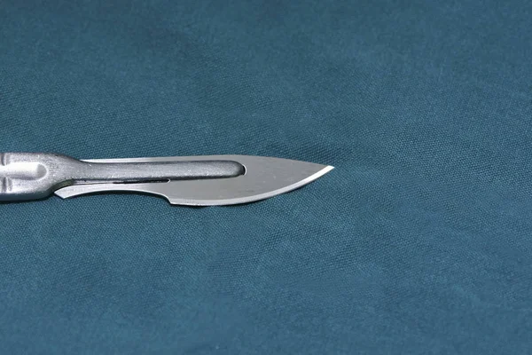 Närbild Kirurgisk Kniv Med Vasst Blad Gröna Bord Operationssalen — Stockfoto