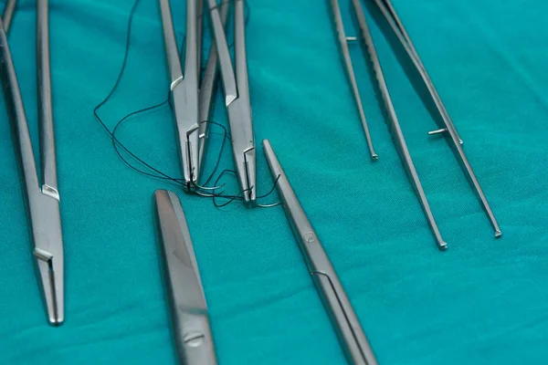 Närbild Nålförare Med Nålar Och Suturer Kirurgisk Pincett Och Sax — Stockfoto