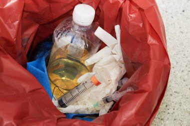 Şırınga, cerrahi eldiven, kağıt, saç tıraş, ameliyathane çöpe urinedirty plastik şişe