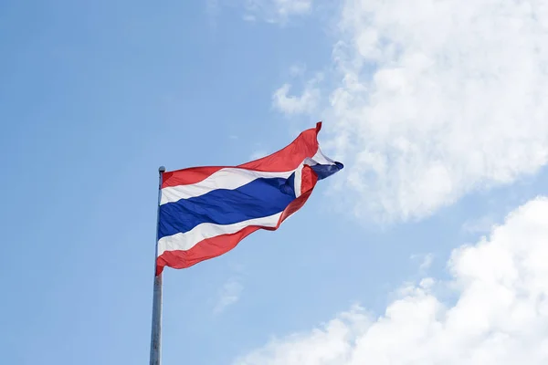 Drapeau National Thaïlandais Agitant Sur Fond Bleu Ciel — Photo