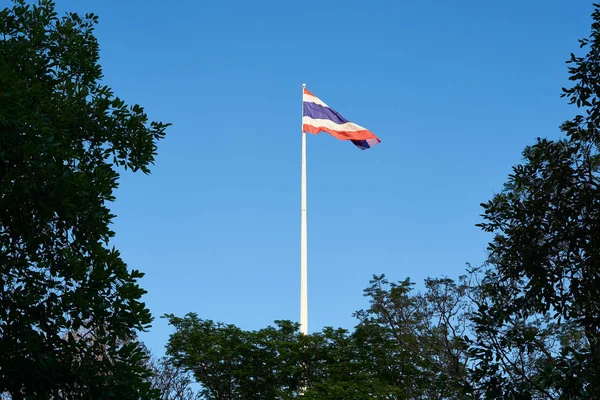 Thaise Nationale Vlag Zwaaien Blauwe Hemelachtergrond — Stockfoto