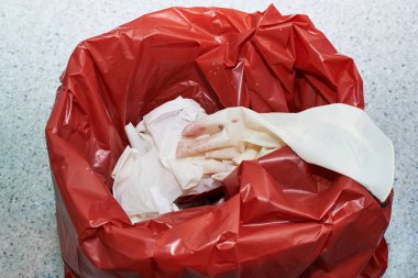 Bir kırmızı çöp kutusu biohazard bertarafı için kan lekeli kullanılan cerrahi eldiven