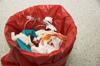 Endotrakeal tüp, bir kırmızı çöp kutusu biohazard bertarafı için kan lekeli cerrahi eldiven kullanılan