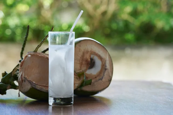 Sabroso Vaso Agua Coco Cáscara Coco Sobre Una Mesa Madera — Foto de Stock