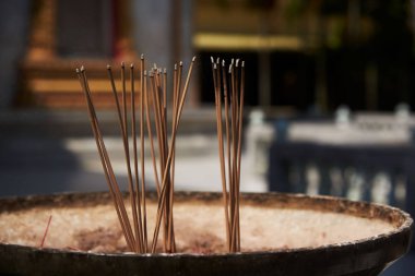 Joss çubukları ve Buda Tay tapınak için dua için potu duman