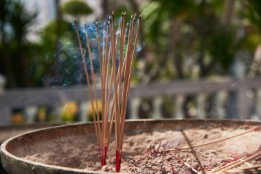 Joss çubukları ve Buda Tay tapınak için dua için potu duman