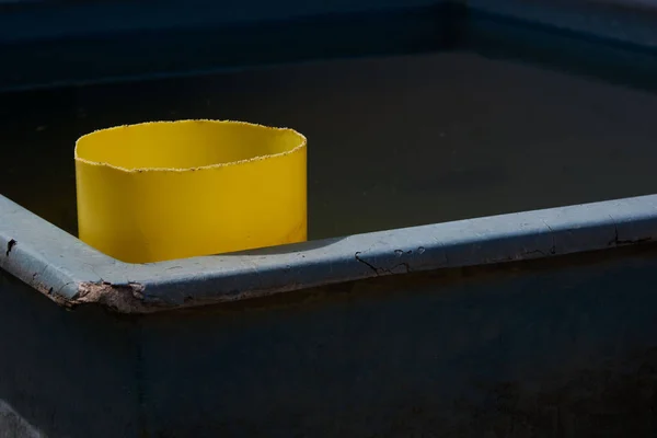 Een Gele Kunststof Waterschaal Oude Tank — Stockfoto