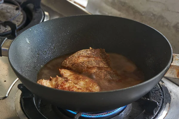 Cozinhar Peixe Garoupa Cru Panela Com Fogão Gás Cozinha — Fotografia de Stock