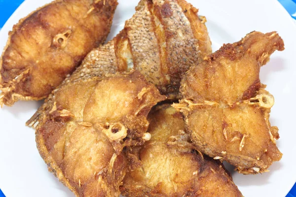 Muitos Pedaços Delicioso Peixe Garoupa Frito Prato Branco — Fotografia de Stock