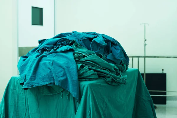 Ameliyathane yeşil elbise sonra ameliyathane ameliyatta bitirme