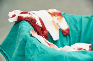 Gauzes ameliyathane yeşil cerrahi çöpe kenarına yakın çekim görünümü kan lekeli