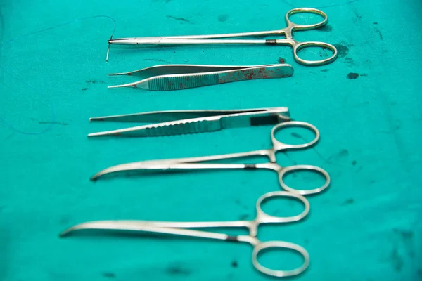 Chirurgische Instrumente Einschließlich Nadelhalter Und Naht Pinzette Klammern Auf Schmutziggrünem — Stockfoto