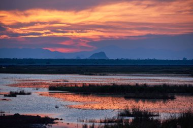 Gün batımı ve güzel gökyüzü masal Noi, Phatthalung, sahne