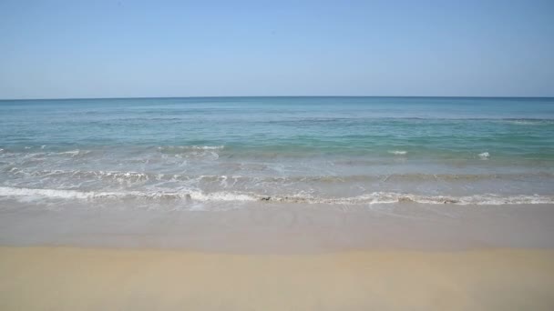 Praia Bonita Ondas Mar Fundo Azul Céu — Vídeo de Stock