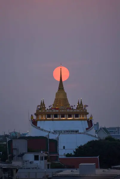 Scene of beautiful sunset at golden mount temple — Stock Photo, Image