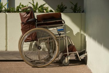 Hastanede otopark bir tekerlekli sandalye