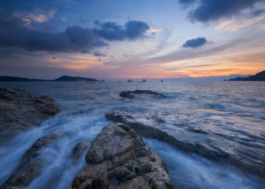 Kalim plajında gün batımı ve güzel gökyüzü sahnesi