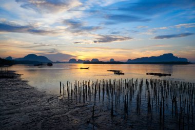 Gün doğumu sırasında sabah güzel gökyüzü ve l bir balıkçı