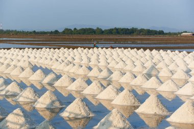 Mavi gökyüzü arka plan üzerinde tuz tava desen