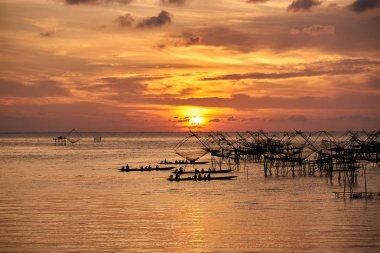 Uzun kuyruk teknede turistler net balıkçılık fotoğraf çekmek