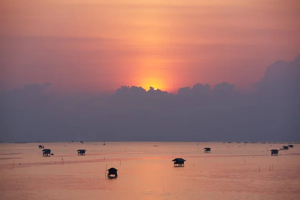 Alba dietro le nuvole sul golfo di Thailandia — Foto Stock