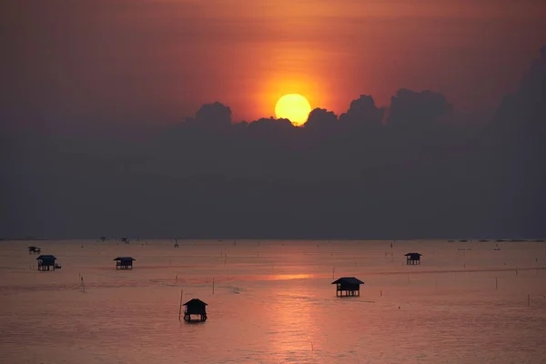 Zonsopgang achter de wolken over de Golf van Thailand — Stockfoto