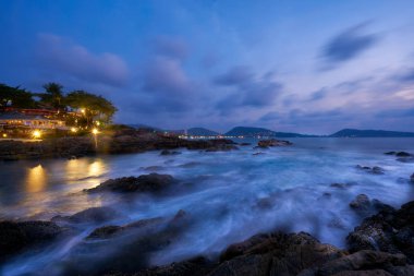 Kalim plajında alacakaranlık gökyüzü sahnesi