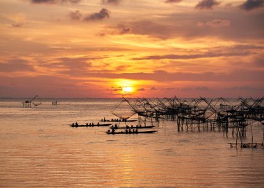 Uzun kuyruk teknede turistler net balıkçılık fotoğraf çekmek