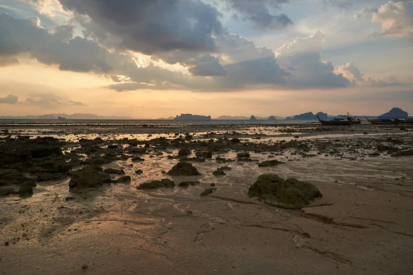 Escena de puesta de sol en la playa durante la marea baja — Foto de Stock