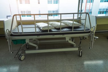 Hastanede eski bir hasta yatağı park 