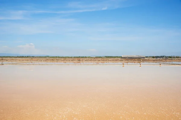Escena del campo de sal sobre fondo azul del cielo —  Fotos de Stock