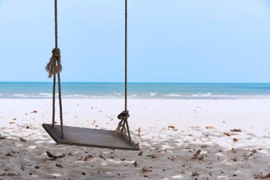 Sahilde ahşap bir salıncak