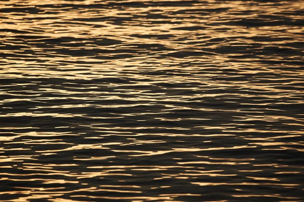 Fondo de olas marinas y luz solar de color dorado — Foto de Stock