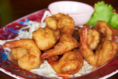 Lezzetli kızarmış karides topları masada