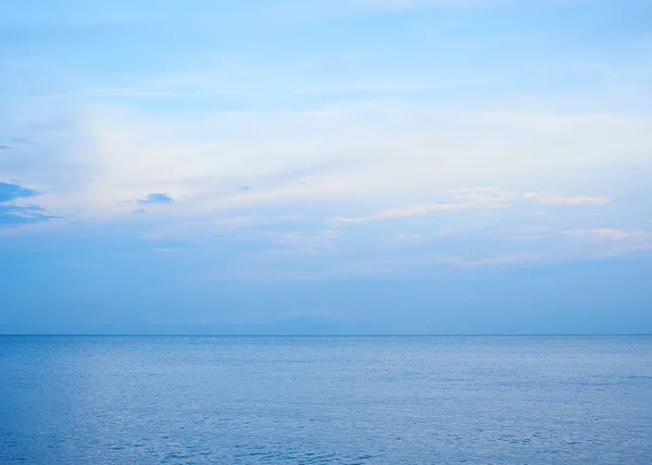 Fondo de mar tranquilo y cielo azul — Foto de Stock