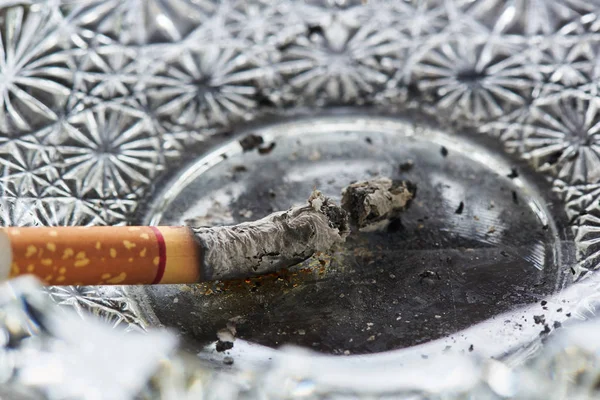 Una colilla de cigarrillo y ceniza en el cenicero — Foto de Stock