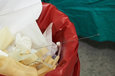 Ameliyathanede cerrahi çöpün yakından görünümü