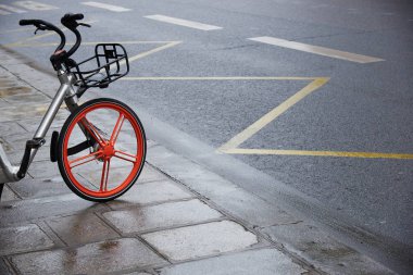 Yürüyüş yolunda bisiklet park yeri 