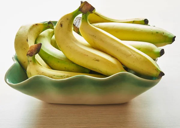 Leckere Bananen auf dem Tisch — Stockfoto