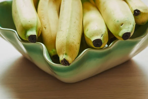 Leckere Bananen auf dem Tisch — Stockfoto