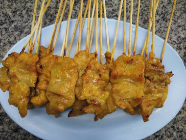 Lezzetli domuz satay bir tabak