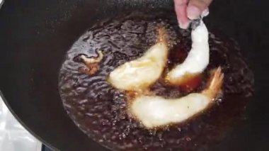 Sıcak siyah tavada tempura unu ile derin kızarmış karides yapma