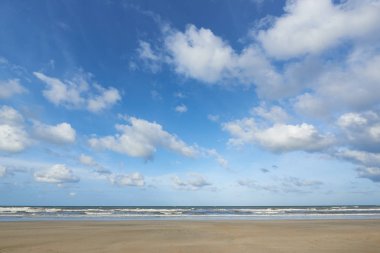 Güneşli bir günde mavi gökyüzü ve bulutların arka planı