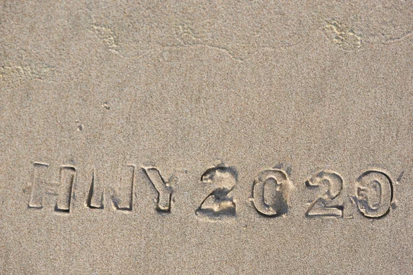 Conceito de feliz ano novo 2020 na praia — Fotografia de Stock