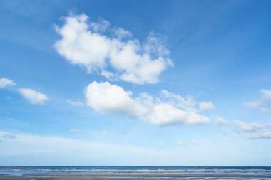 Güneşli bir günde mavi gökyüzü ve bulutların arka planı